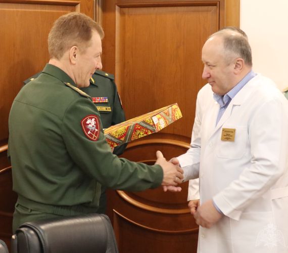 Генерал-полковник Александр Порядин поблагодарил коллектив больницы имени Н.А. Семашко за внимание и специализированную медицинскую помощь военнослужащим, сотрудникам и ветеранам