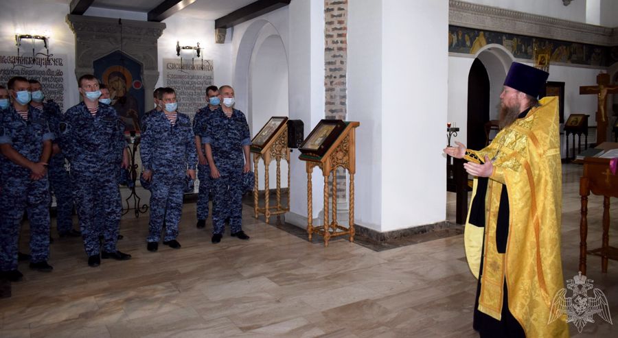 В Нижнем Новгороде в День Крещения Руси сотрудники и военнослужащие Росгвардии приняли участие в праздничном богослужении