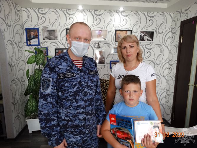 В Нижегородской области сотрудники Росгвардии провели акцию «Книга – лучший подарок первокласснику»