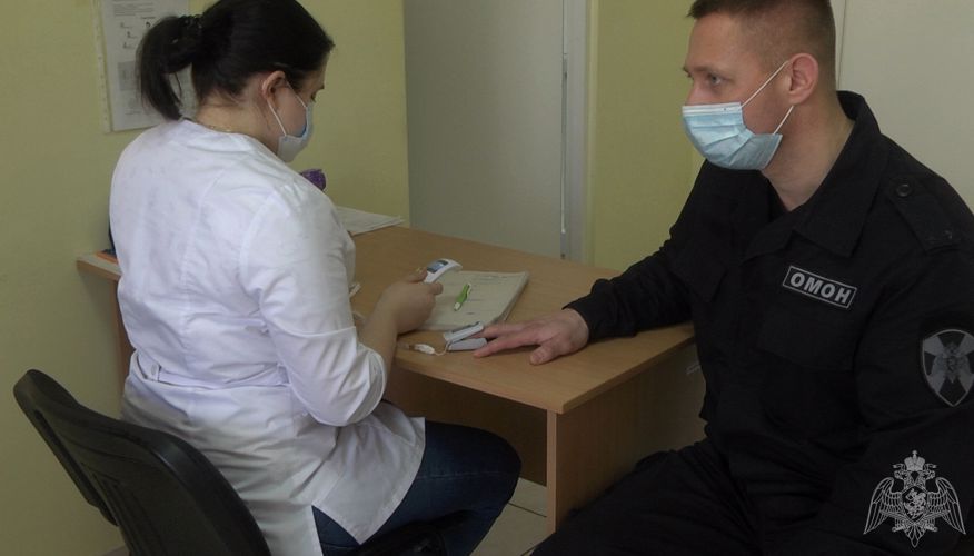 В Нижнем Новгороде бойцы спецподразделений Росгвардии, принимающие участие в торжественном шествии 9 мая, вакцинируются от COVID-19