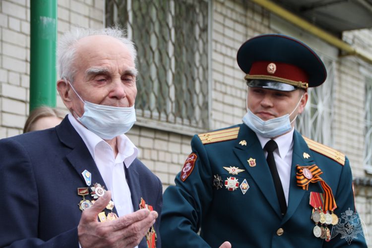 В Нижнем Новгороде росгвардейцы провели патриотическую акцию «Парад у дома ветерана»