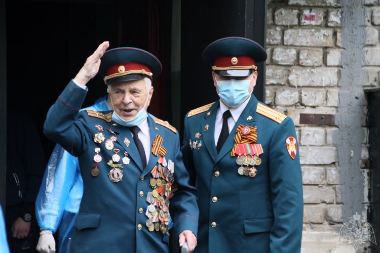 В Нижнем Новгороде росгвардейцы провели патриотическую акцию «Парад у дома ветерана»
