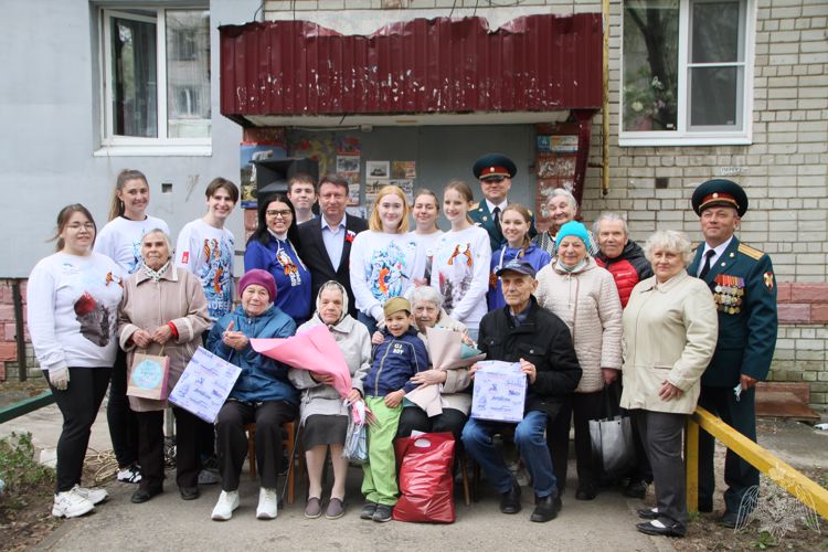 В Нижнем Новгороде росгвардейцы провели патриотическую акцию «Парад у дома ветерана»