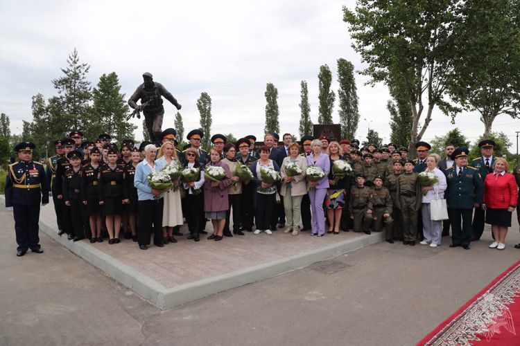 Генерал-полковник Виктор Стригунов принял участие в церемонии открытия памятника «Слава героям Росгвардии» в Нижнем Новгороде