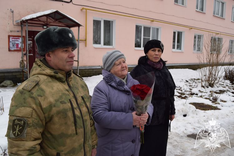 В Нижегородской области военнослужащие поздравили маму Героя России и вдову погибшего сослуживца с Днем Матери