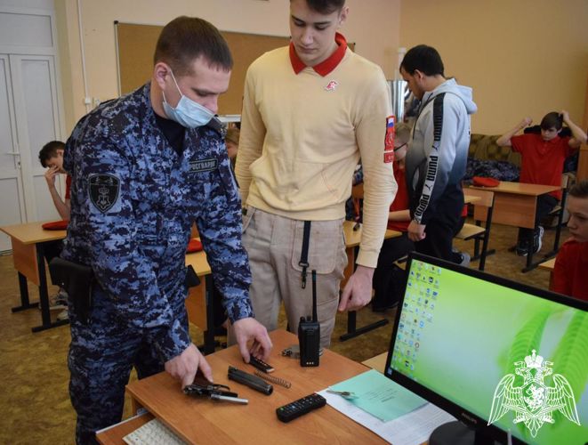 Цикл Уроков Мужества, посвященных Дню Защитника Отечества и организованных росгвардейцами, завершился встречей с юнармейцами