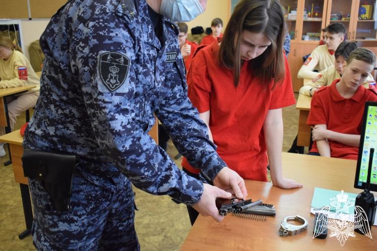 Цикл Уроков Мужества, посвященных Дню Защитника Отечества и организованных росгвардейцами, завершился встречей с юнармейцами