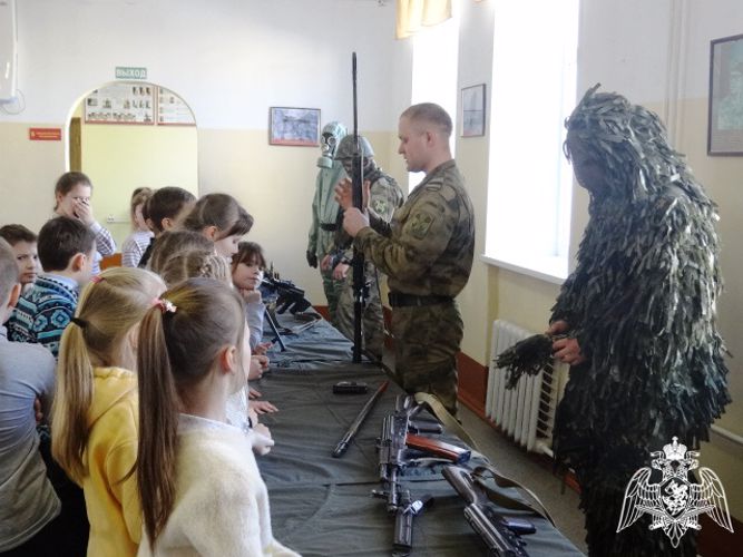 В Нижегородской области саровское соединение войск Росгвардии открыло двери для школьников