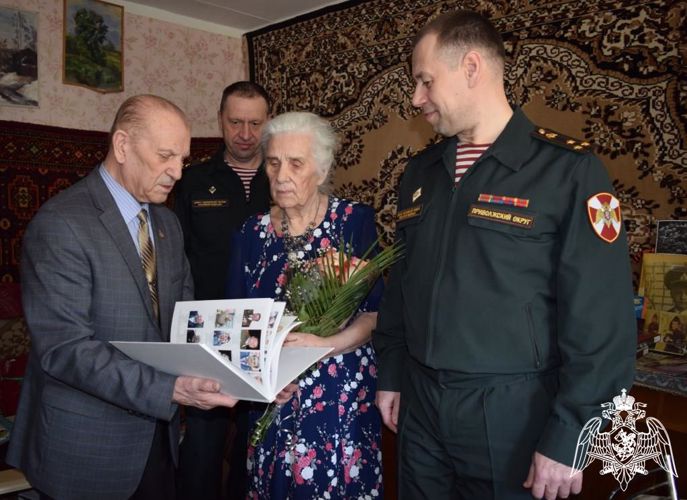 Военнослужащие саровского соединения Росгвардии поздравили ветерана Великой Отечественной войны с 90-летием