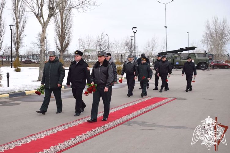 Командующий Приволжским округом принял участие в церемонии возложения цветов к памятнику «Слава героям Росгвардии»