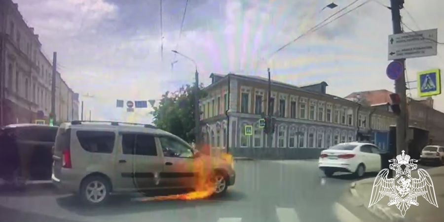 Загоревшийся автомобиль жителя Нижнего Новгорода помог потушить росгвардеец  (видео)