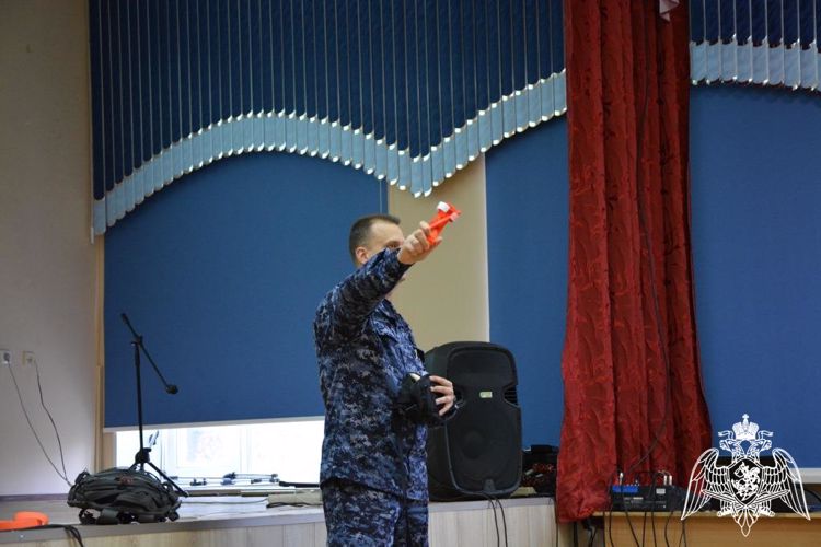 В Нижнем Новгороде офицеры спецназа и  вневедомственной охраны провели урок безопасности для юного поколения
