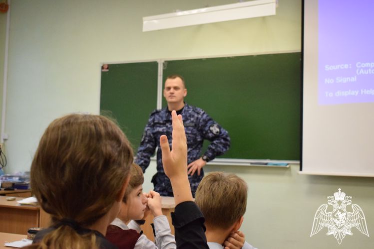 В Нижнем Новгороде офицеры вневедомственной охраны провели урок безопасности для юного поколения