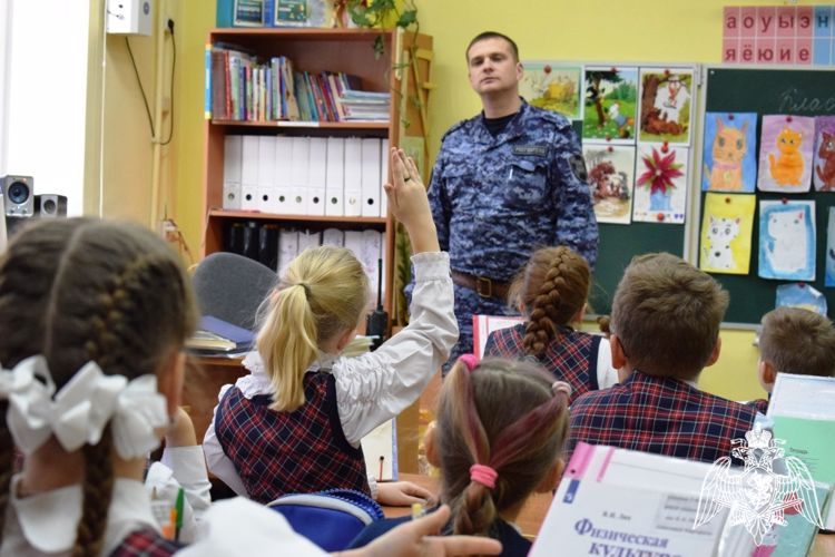 В Нижнем Новгороде офицеры вневедомственной охраны Росгвардии провели урок безопасности для юного поколения