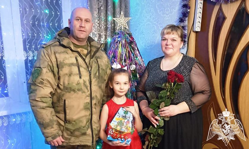 Командир воинской части Приволжского округа Росгвардии поздравил детей военнослужащих с Новым годом
