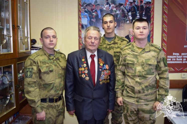 Военнослужащие по призыву Саровского соединения Росгвардии встретились с ветеранами
