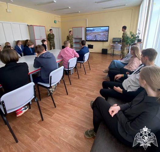 В Сарове прошла встреча росгвардейцев, курсантов новосибирского военного института Росгвардии и учащихся школы № 5