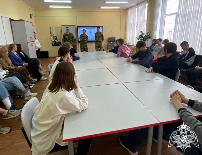 В Сарове прошла встреча росгвардейцев, курсантов новосибирского военного института Росгвардии и учащихся школы № 5