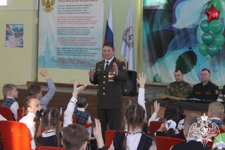 В Нижегородской области военнослужащие дзержинского полка Росгвардии провели праздничную встречу со школьниками в честь Дня защитника Отечества