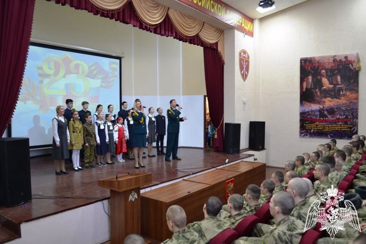 В преддверии Дня защитника Отечества дети поздравили солдат срочной службы богородской бригады Росгвардии