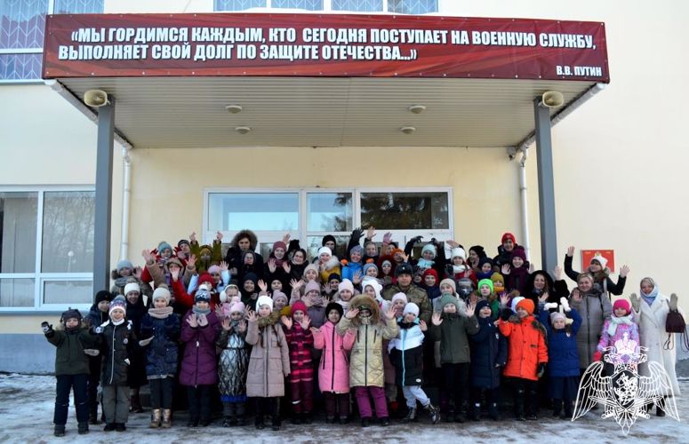 В преддверии Дня защитника Отечества дети поздравили солдат срочной службы богородской бригады Росгвардии