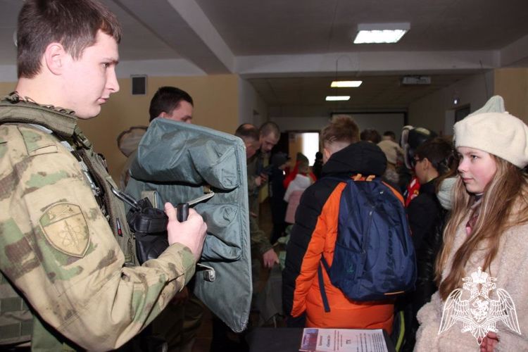 Традиционные встречи росгвардейцев и школьников «Армейский городок» возобновились в город Саров