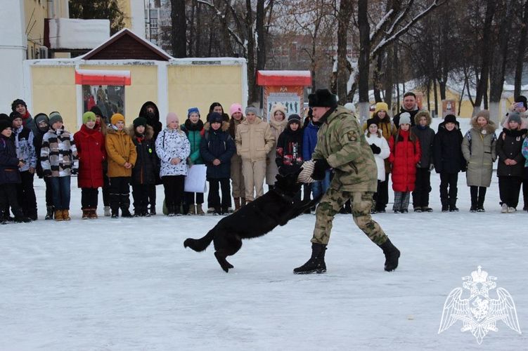 Традиционные встречи росгвардейцев и школьников «Армейский городок» возобновились в город Саров