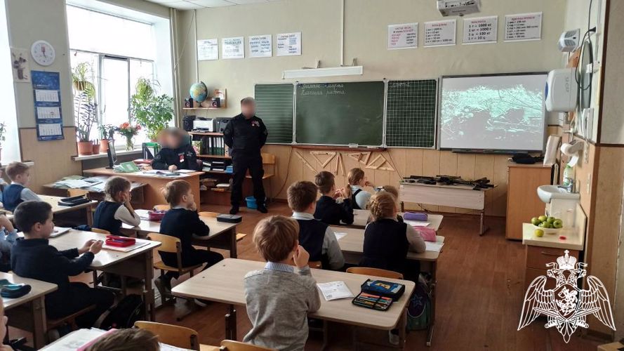 Сотрудники  ОМОН (на транспорте) «Ястреб»  Росгвардии провели урок мужества для школьников в Дзержинске