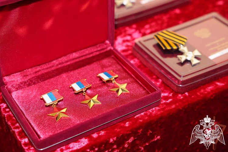 Директор Росгвардии генерал армии Виктор Золотов вручил офицерам ведомства Золотые Звезды Героев России в День войск национальной гвардии