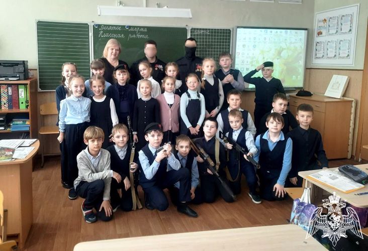 Сотрудники ОМОН (на транспорте) «Ястреб» Росгвардии провели урок мужества для школьников в Дзержинске