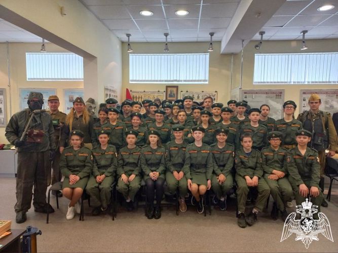 В Нижнем Новгороде кадеты класса Росгвардии «Гвардейская смена» посетили памятную выставку «Техника Героев - Ликвидаторов»