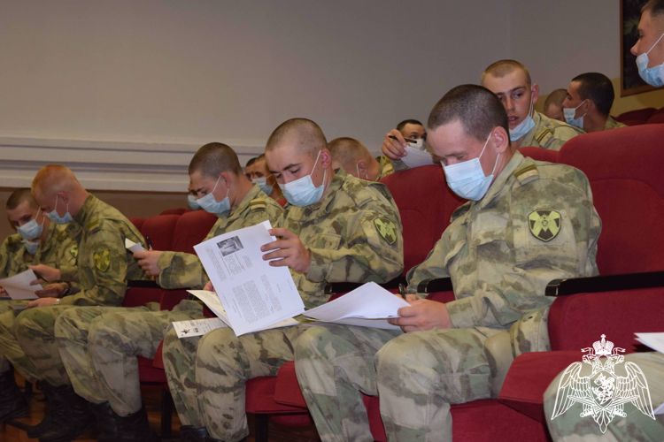 В Сарове военнослужащего Росгвардии наградили за победу в «Диктанте Победы-2022»