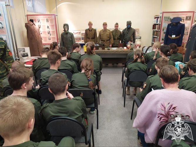 В Нижнем Новгороде кадеты класса Росгвардии «Гвардейская смена» посетили памятную выставку «Техника Героев - Ликвидаторов»