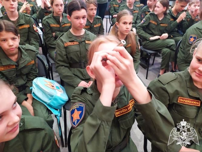 В Нижнем Новгороде кадеты класса Росгвардии «Гвардейская смена» посетили памятную выставку «Техника Героев - Ликвидаторов»