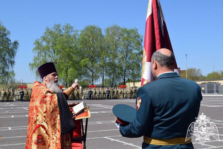 Помощник благочинного Саровского округа совершил чин освящения воинских знамен дивизии Росгвардии