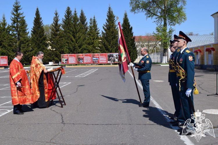 Помощник благочинного Саровского округа совершил чин освящения воинских знамен дивизии Росгвардии
