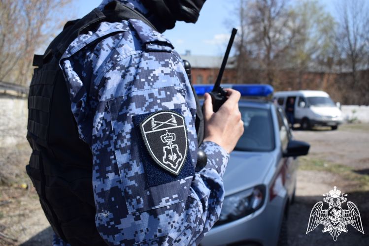 В Приволжской столице росгвардейцы задержали женщину за угрозу пневматическим оружием гражданам