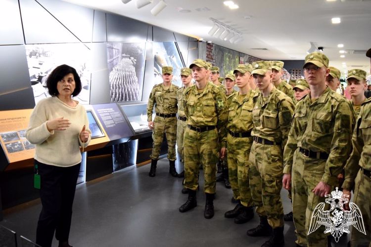 Военнослужащие Росгвардии посетили музей истории Горьковского автомобильного завода в Нижнем Новгороде