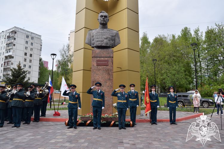 Нижегородские росгвардейцы приняли участие в торжественной церемонии у памятника маршалу Рокоссовскому
