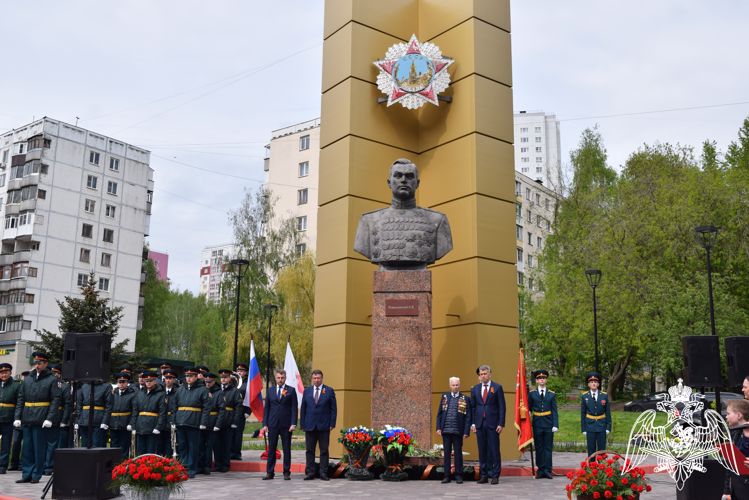 Нижегородские росгвардейцы приняли участие в торжественной церемонии у памятника маршалу Рокоссовскому