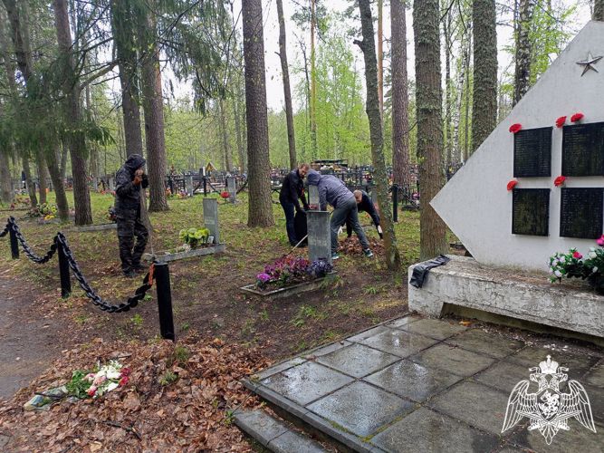Военнослужащие саровского соединения Росгвардии организовали субботник по благоустройству мест воинских захоронений