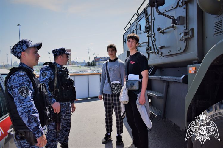 В Приволжской столице офицеры Росгвардии приняли участие в ярмарке вакансий (видео)