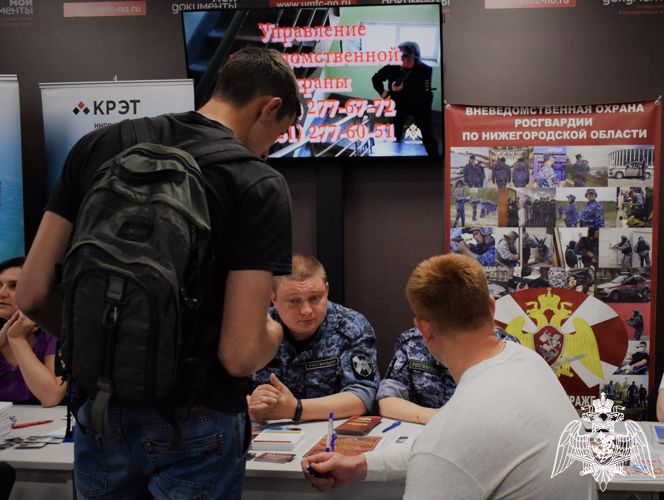 В Приволжской столице офицеры Росгвардии приняли участие в ярмарке вакансий (видео)