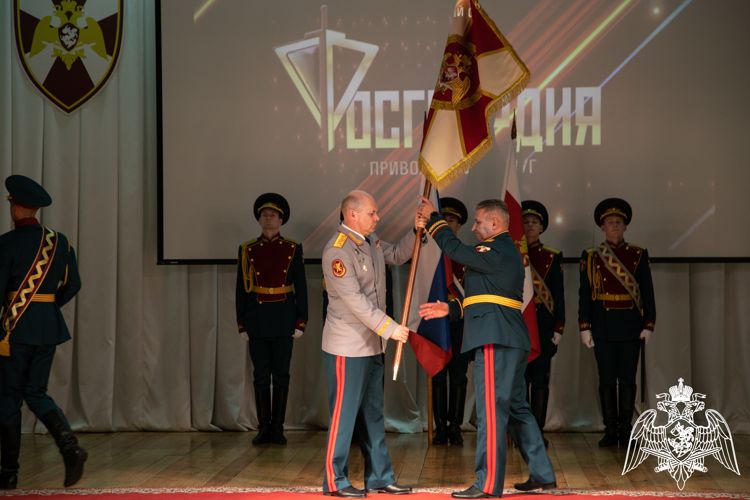 Генерал-полковник Олег Плохой вручил личный штандарт командующего Приволжским округом Росгвардии генерал-лейтенанту Сергею Просянику (ВИДЕО)