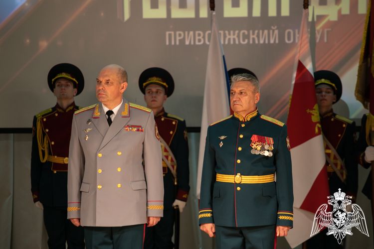 Генерал-полковник Олег Плохой вручил личный штандарт командующего Приволжским округом Росгвардии генерал-лейтенанту Сергею Просянику (ВИДЕО)