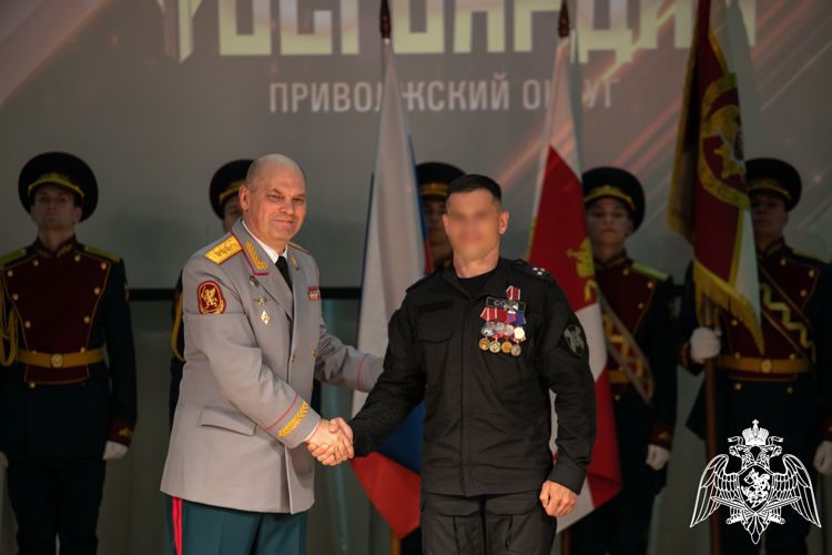 Генерал-полковник Олег Плохой вручил личный штандарт командующего Приволжским округом Росгвардии генерал-лейтенанту Сергею Просянику (ВИДЕО)