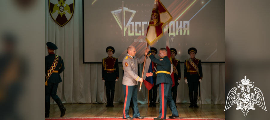 Генерал-полковник Олег Плохой вручил личный штандарт командующего Приволжским округом Росгвардии генерал-лейтенанту Сергею Просянику (ВИДЕО)