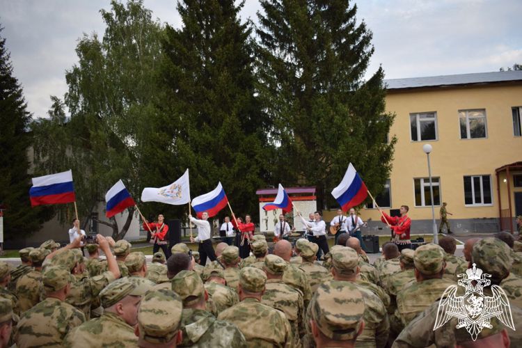 Ансамбль песни и пляски Приволжского округа Росгвардии поздравил военнослужащих с «Днём Флага» 