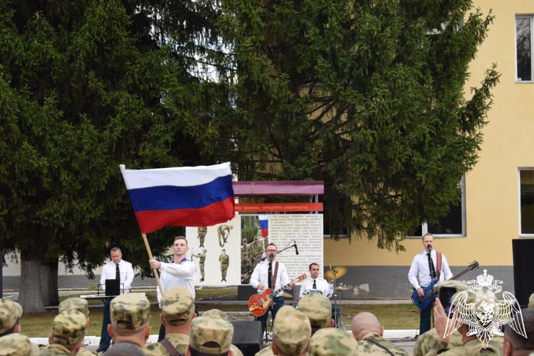 Ансамбль песни и пляски Приволжского округа Росгвардии поздравил военнослужащих с «Днём Флага» 