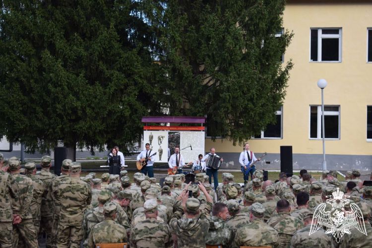 Ансамбль песни и пляски Приволжского округа Росгвардии поздравил военнослужащих с «Днём Флага» 